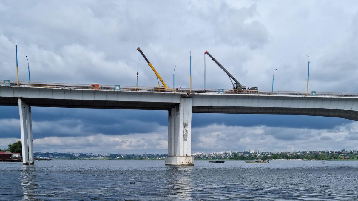 Rusové dokončili plovoucí most u Chersonu